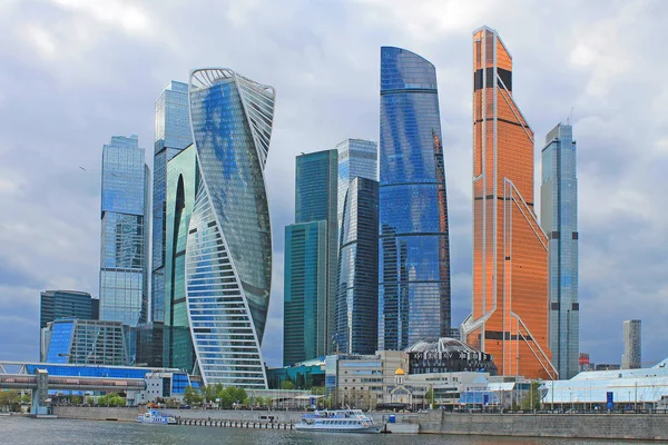 Modern cam mimari kompleks Moskova şehir bulutlu bahar günü Moskova Rusya Panoramik görünümü
