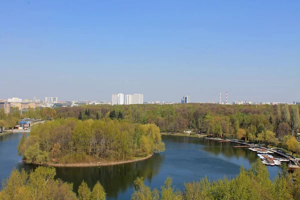 Bir bahar gününde Moskova Rusya Izmailovsky Park'ta gölet merkezinde yuvarlak gölet ve yuvarlak adanın Panoramik görünümü