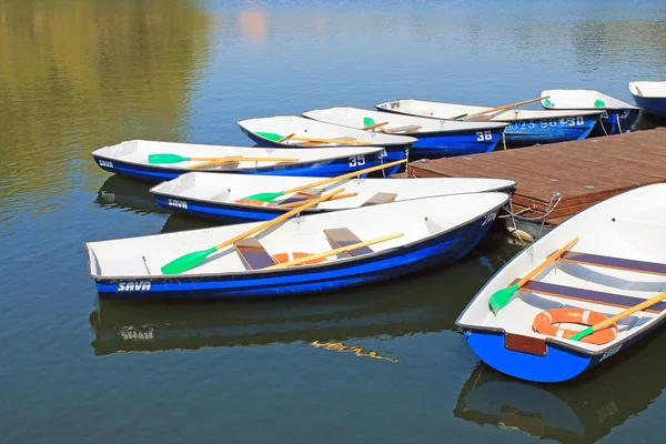 Barcos Recreio Lagoa Com Remos Perto Cais — Fotografia de Stock