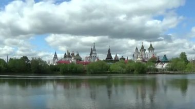 Bir gölet ve Moskova'da Izmailovo Kremlin manzarası ile Manzara, Bir bahar gününde Rusya bulut