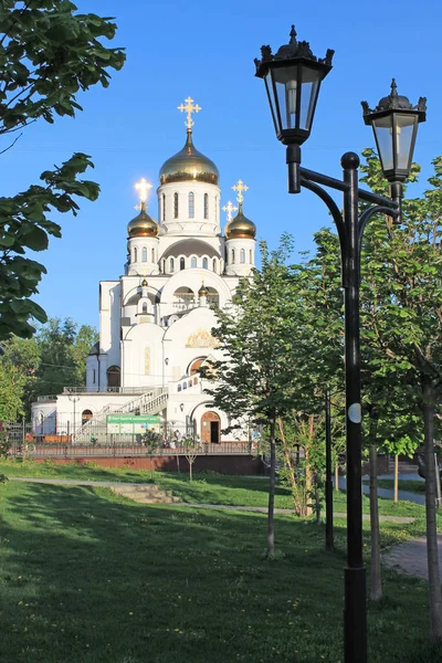 Orthodoxe Kirche Aus Weißem Stein Mit Goldenen Kuppeln Der Sonne — Stockfoto