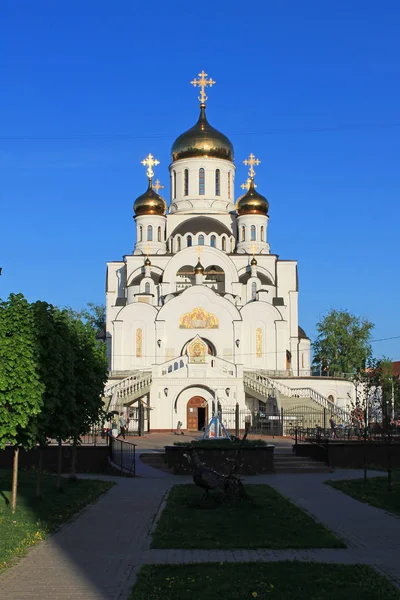 Orthodoxe Kirche Aus Weißem Stein Mit Goldenen Kuppeln Der Sonne — Stockfoto