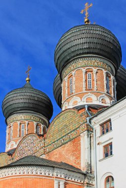 Yeşil bahar ağaçlarının arka planda Moskova Rusya Izmailovsky Parkı siyah kubbeli Ortodoks Kilisesi