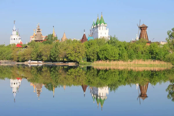 モスクワロシアのイズマイロヴォのクレムリンは 池の青い水に反射して早春の朝 — ストック写真