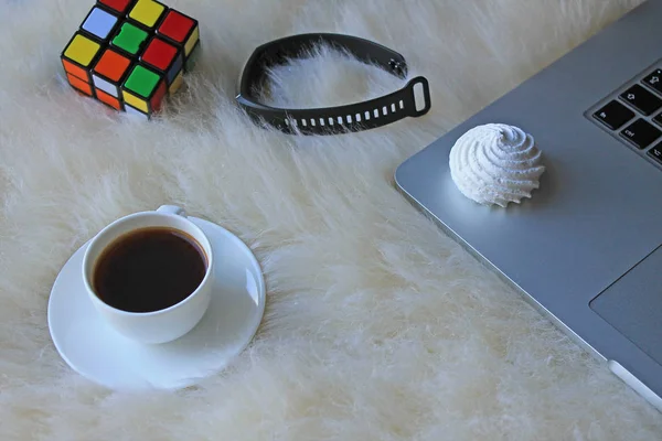 黑咖啡在白色杯上的碟子与梅林格立方体益智笔记本电脑蓬松的米色皮肤 — 图库照片