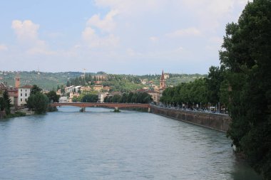 Açık bir yaz gününde tarihi mimarisi ve nehir ile İtalya'da Verona eski şehir
