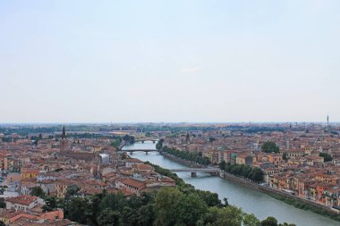 Verona İtalya güzel panorama eski şehir ve kuleleri kırmızı parlak çatıları bir yaz günü bakan