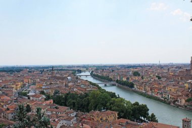 Verona İtalya güzel panorama eski şehir ve kuleleri kırmızı parlak çatıları bir yaz günü bakan