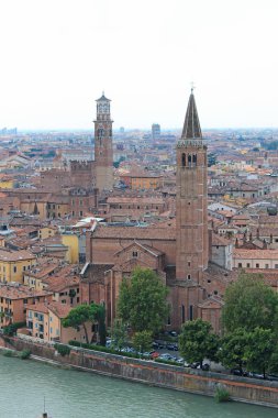 Verona İtalya güzel panorama eski şehir ve kuleleri kırmızı parlak çatıları bir yaz günü bakan