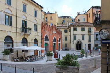 Verona İtalya'nın eski tarihi merkezi bir yaz gününde