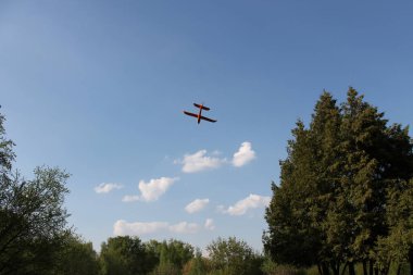 Turuncu köpük uçak beyaz bulutlar ve mavi gökyüzü arka plan karşı havada yüzen