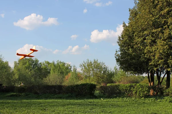 Avión Espuma Naranja Flotando Aire Sobre Fondo Nubes Blancas Cielo — Foto de Stock