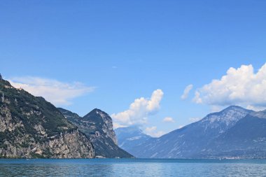 Bankalarda turkuaz su ve yeşil dağlar ile Garda İtalya Gölü Yaz manzara