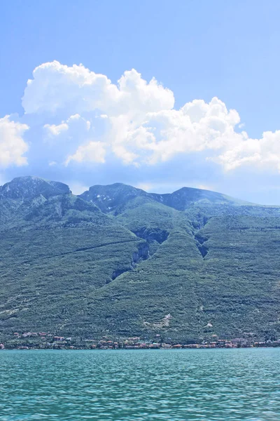 Sommar Landskap Gardasjön Italien Med Turkos Vatten Och Gröna Berg — Stockfoto