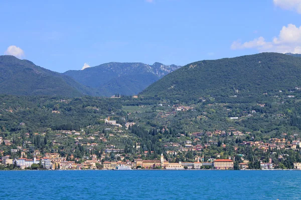 Paisaje Verano Lago Garda Italia Con Agua Turquesa Ciudad Medieval — Foto de Stock