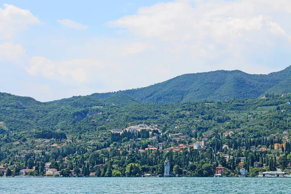 Paisaje Verano Lago Garda Italia Con Agua Turquesa Montañas Verdes — Foto de Stock