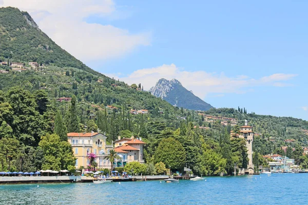 Paisaje Verano Lago Garda Italia Con Agua Turquesa Ciudad Medieval — Foto de Stock