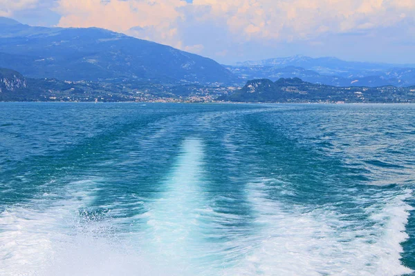 Paisagem Verão Lago Garda Itália Com Água Azul Turquesa Montanhas — Fotografia de Stock