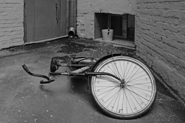 Vecchia Bici Arrugginita Nel Vecchio Cortile Della Casa — Foto Stock