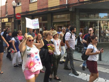 Gijn, Asturias / İspanya - 13 Ağustos 2017: boğa güreşine karşı şehir caddesinde ralli