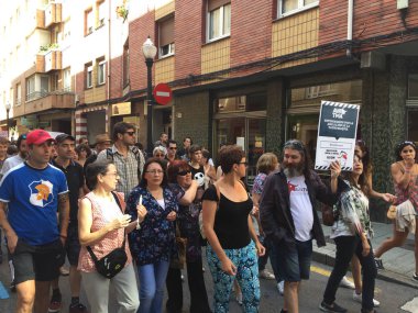 Gijn, Asturias / İspanya - 13 Ağustos 2017: boğa güreşine karşı şehir caddesinde ralli