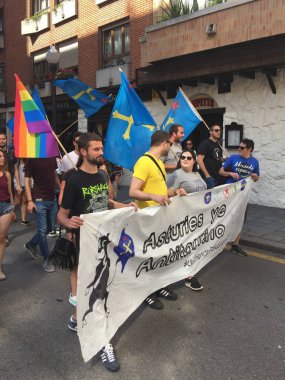 Gijn, Asturias / İspanya - 13 Ağustos 2017: boğa güreşine karşı şehir caddesinde ralli