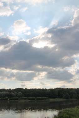 Bulutta kalp şeklinde bir delik olan gökyüzü