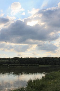 Bulutta kalp şeklinde bir delik olan gökyüzü