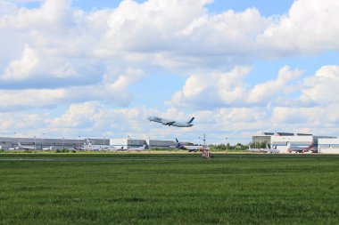 Bulutlarla mavi gökyüzünde uçan uçak