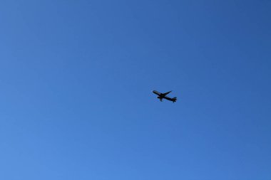 Bulutlarla mavi gökyüzünde uçan uçak