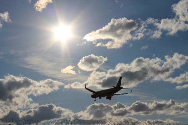 Bulutlarla mavi gökyüzünde uçan uçak