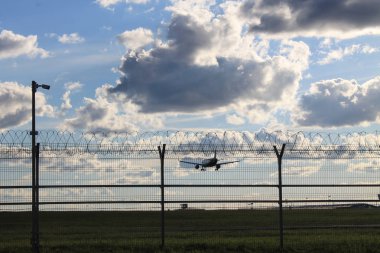 Bulutlarla mavi gökyüzünde uçan uçak