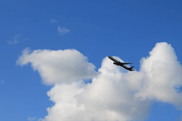 Létající Letadlo Modré Obloze Mraky — Stock fotografie