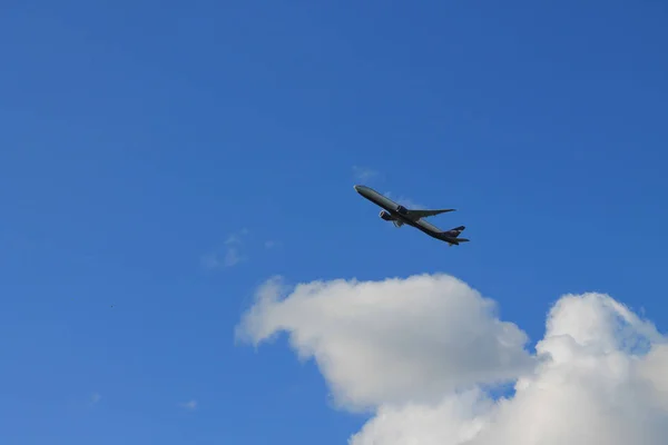 Flying Plane Blue Sky Clouds — Stock Photo, Image