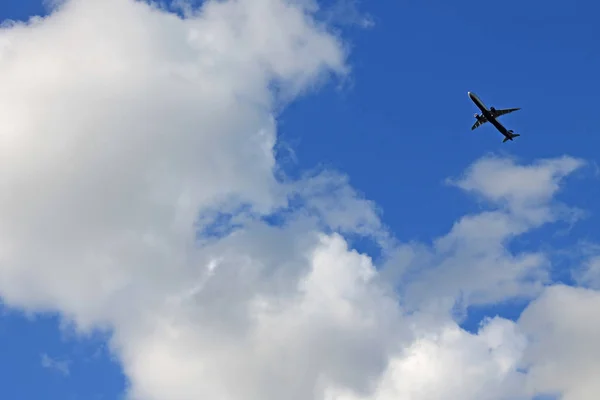 Avión Volador Cielo Azul Con Nubes —  Fotos de Stock