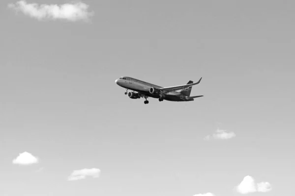 Avião Voador Céu Azul Com Nuvens — Fotografia de Stock