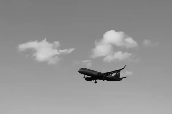 Latający Samolot Błękitnym Niebie Chmurami — Zdjęcie stockowe