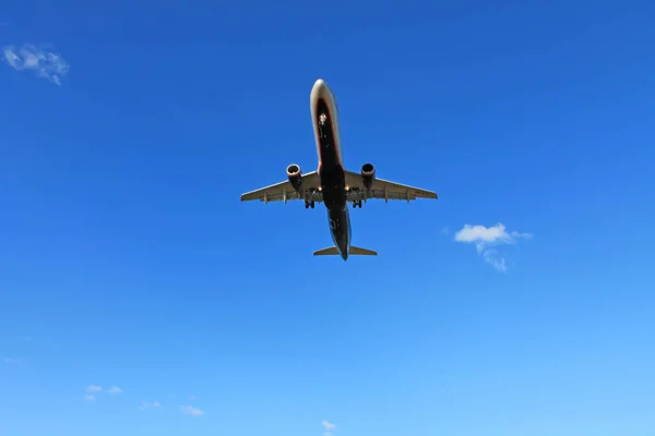 Flying Plane Blue Sky Clouds — Stock Photo, Image