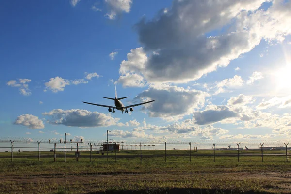 Avião Voador Céu Azul Com Nuvens — Fotografia de Stock