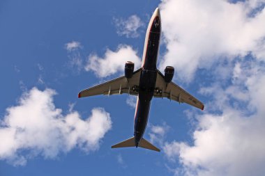 Bulutlarla mavi gökyüzünde uçan uçak