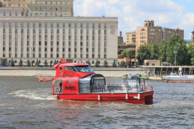 Açık güneşli bir günde Moskova nehri üzerinde dolgu Rusya