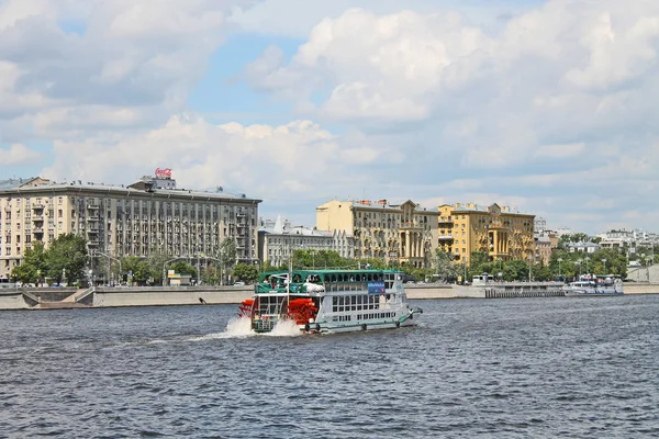 Embankment Moskva Floden Klar Solig Dag Ryssland — Stockfoto