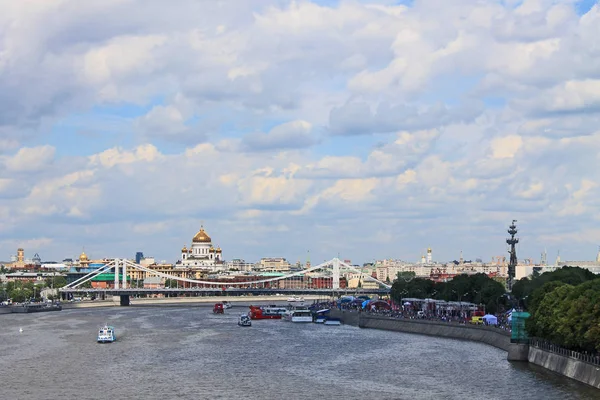 Açık Güneşli Bir Günde Moskova Nehri Üzerinde Dolgu Rusya — Stok fotoğraf