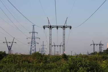 Gökyüzüne karşı yüksek voltajlı güç hattı