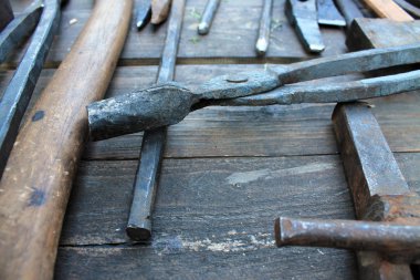 Ahşap masa üzerinde Vintage demirci araçları