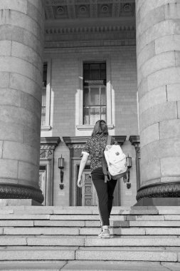 Moskova'daki Lomonosov Üniversitesi binasının yakınında yürüyen genç bir kız, Rusya