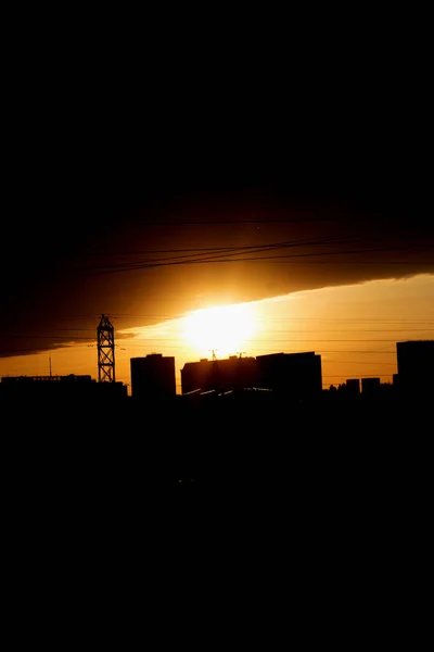 Stad Landschap Gouden Zonsondergang Stad Black Cloud Hemel Zwarte Silhouetten — Stockfoto