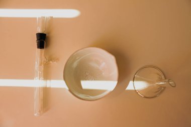 Kimyasal laboratuvar şişelerinin ve test tüplerinin natürmortu