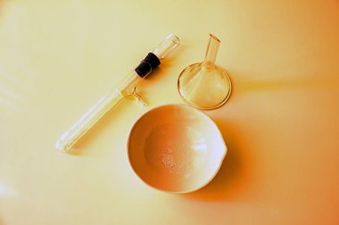 Kimyasal laboratuvar şişelerinin ve test tüplerinin natürmortu