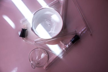 Kimyasal laboratuvar şişelerinin ve test tüplerinin natürmortu